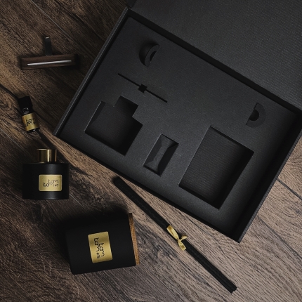 Juoda KAM KAM namų kvapų dėžutė su gofruoto kartono įdėklu, užtikrinančiu buteliuko apsaugą