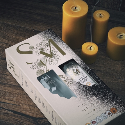 SAULĖS MIDUS dovanų dėžutė su gofruoto kartono įdėklu, kuris saugo butelį ir taure, suteikdamas prabangos ir saugumo jausmą.