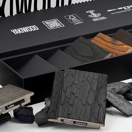 Specialus įdėklas Yakiwood pavyzdžių dėžutėje leidžia medžio pavyzdžius patogiai ir estetiškai išdėstyti ir lengvai išimti.