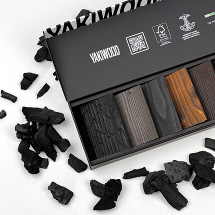 Juoda Yakiwood pavyzdžių dėžutė su ofsetine spauda išorėje, matiniu laminatu ir aukščiausios kokybės dizainu, apsaugančiu nuo pažeidimų.